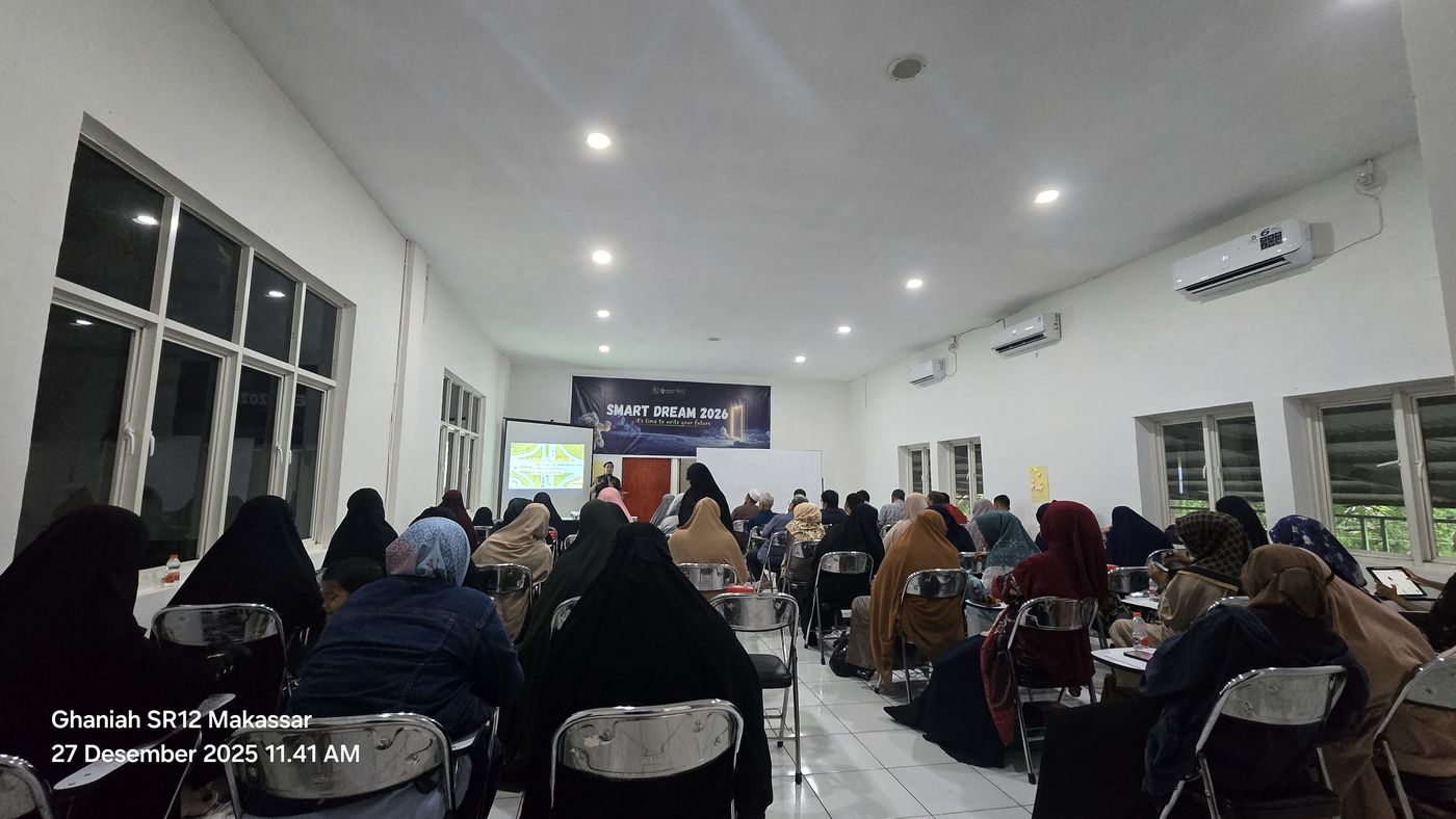 Kegiatan training mitra Ghaniah dari arah belakang