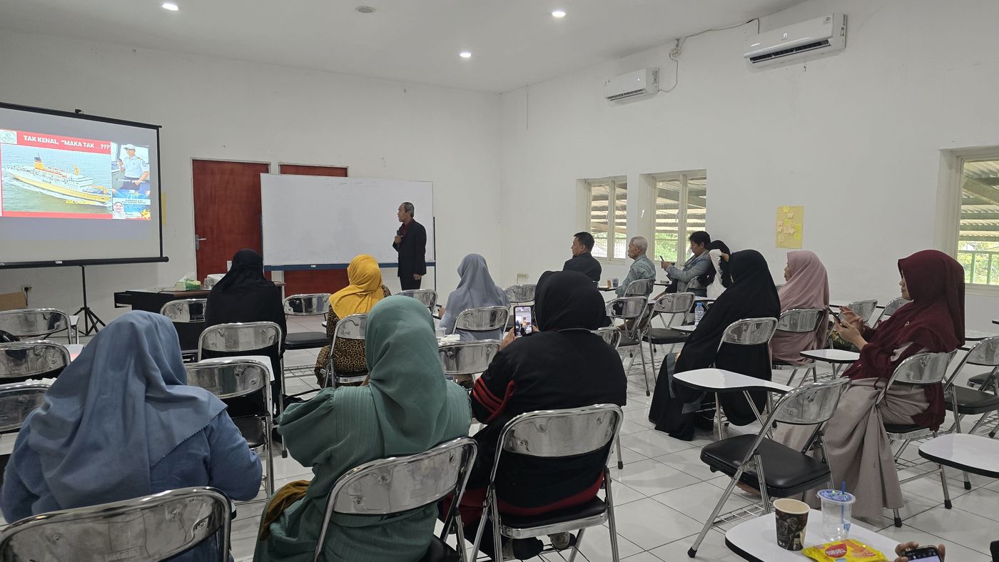 Kegiatan mentoring mitra Ghaniah dari arah belakang